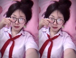 Nữ sinh khăn quàng đỏ