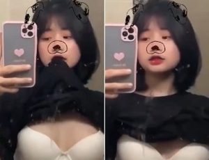 Sinh viên khoe cặp vếu nhỏ xinh