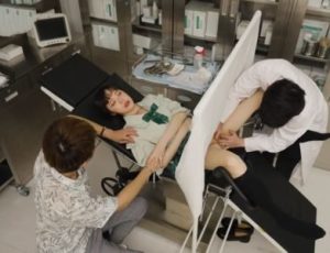 Bác sĩ địt bệnh nhân lúc đang khám